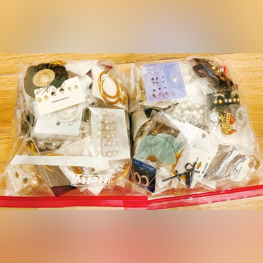 Lot of 1000 Pieces Mixed Jewelry – Necklaces, Earrings, Bracelets, Rings